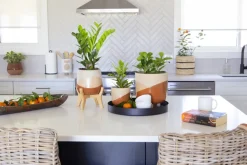 Cache-pot tricolor sur pieds en bois