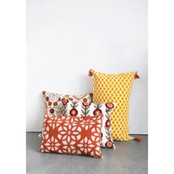 Coussin en coton à motifs fleuris et pompons