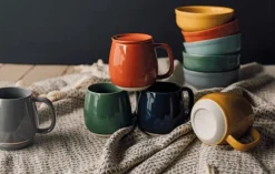 Tasse avec couvercle ocre